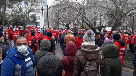 Beşiktaş Belediyesi işçileri de grev kararını belediye binasına astı