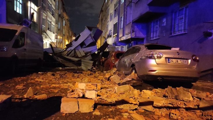 İstanbul'da şiddetli fırtına: Birçok bölgede çatılar uçtu