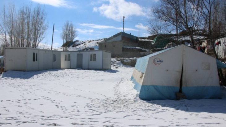Van'da depremin ardından sözler tutulmadı: Eksi 20 derecede çadırda yaşıyorlar