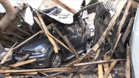 Muş'ta şiddetli fırtına nedeniyle 50 evin çatısı uçtu