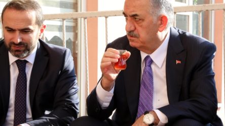 AKP'nin 'Tüzük Değişikliği Komisyonu' Hayati Yazıcı'ya emanet