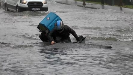 İstanbul'da su borusu patladı: Motokurye açılan çukura düştü