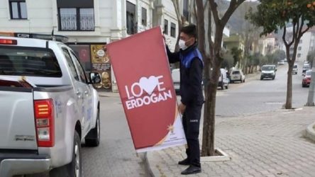 'Love Erdoğan' afişlerini kaldıran Efes Selçuk Belediyesi'ne destek yağdı