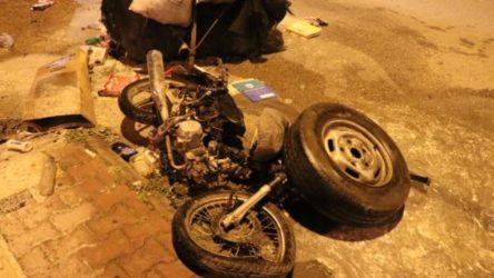 Kağıt toplayıcı Suriyeli genci dövüp motosikletinin üzerinden kamyonetle geçtiler, ardından ateşe verdiler