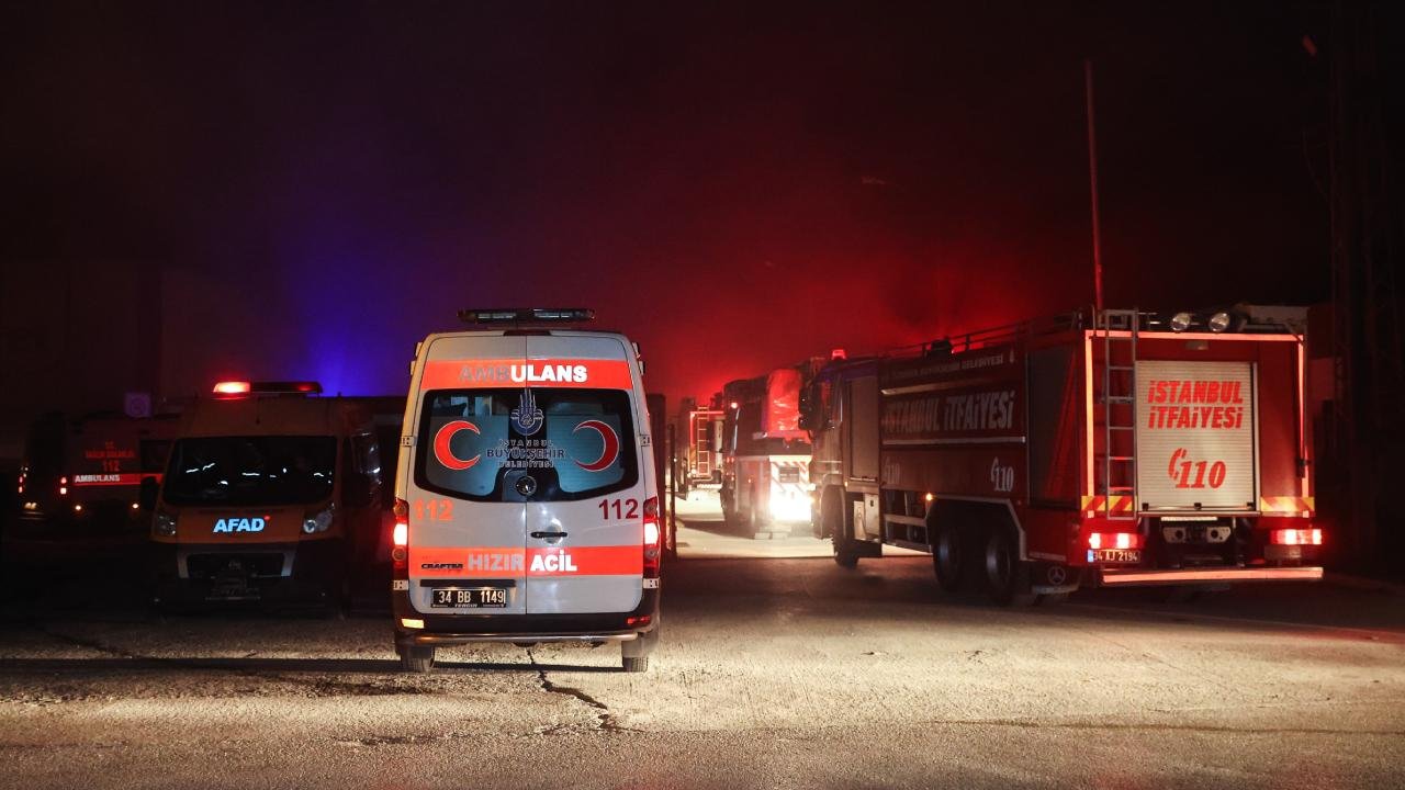 Tuzla'da fabrikada yangın: Bir işçi ağır yaralı