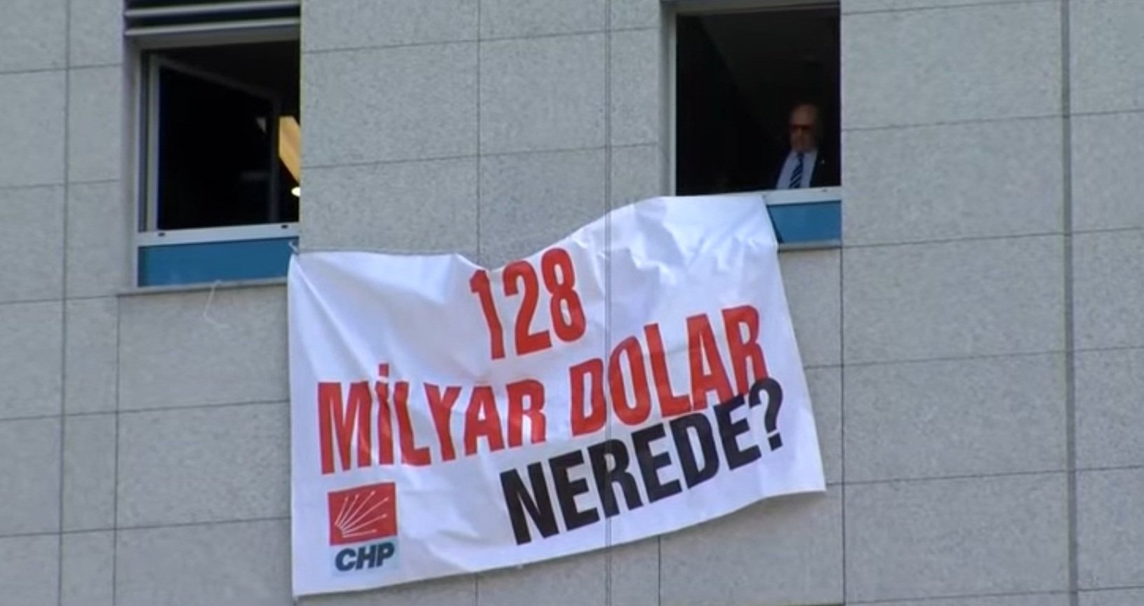 Cumhurbaşkanı'na hakaret sayılan '128 milyar dolar nerede' afişi Meclis'e asıldı!