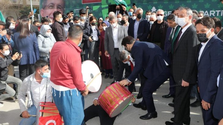 Eski AKP'li Davutoğlu da koronavirüsü hiçe saydı: Partisinin il başkanlığı açılışında halay çekti