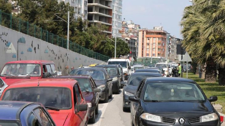 Vaka birincisi Samsun'da yasak gününde kilometrelerce araç kuyruğu