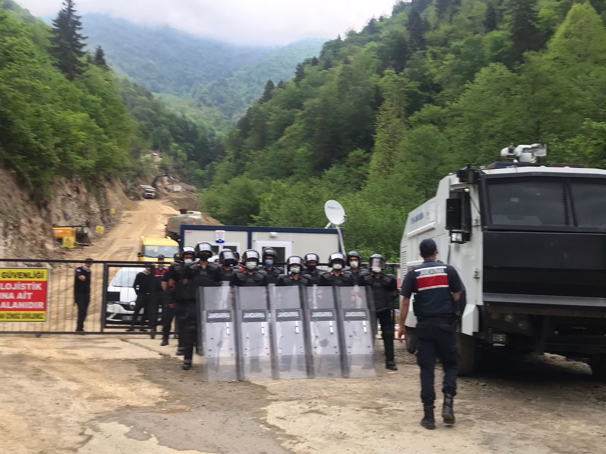 İkizdere'de köylüler proje iptal edilene kadar eyleme devam kararı aldı