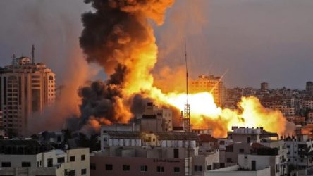 İsrail, Filistin'de Bakanlık binalarını vuruyor