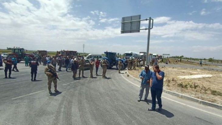 Konya'da çiftçiler traktörlerle yol kapattı
