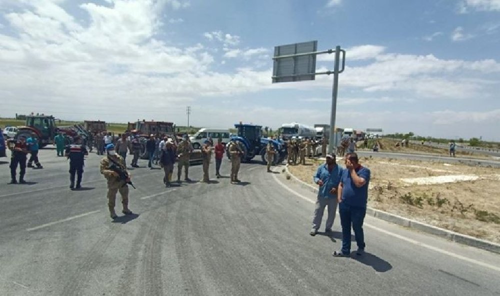 Konya'da çiftçiler traktörlerle yol kapattı