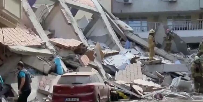 Zeytinburnu'nda daha önce boşaltılmış olan 5 katlı bina çöktü