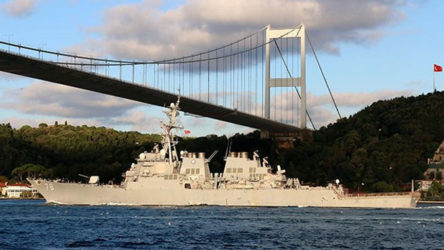 Rusya'ya ait savaş gemileri sabahın erken saatlerinde İstanbul Boğaz'ndan geçiş yaptı