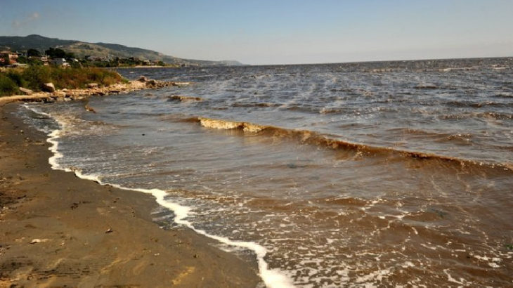 Marmara'daki kirlilik Bandırma sahillerindeki kumları siyaha boyadı: Denize girmek intihar gibi!
