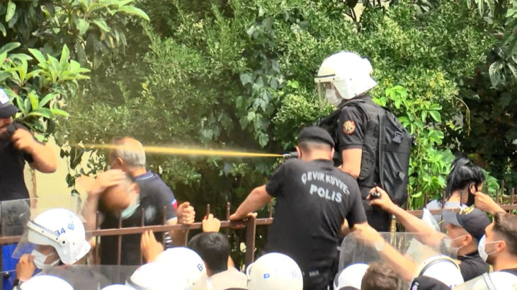 Polis, kentsel dönüşüm adı altında yapılacak ranta karşı direnen yurttaşlara saldırdı