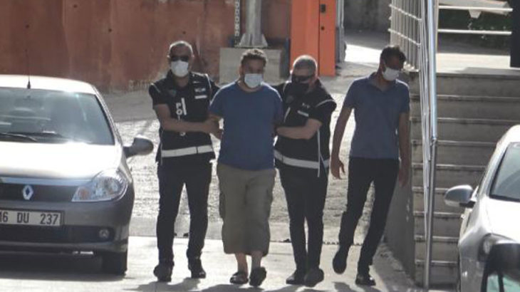 Sedat Peker'in videolarına yorum yapan gazeteci, cumhurbaşkanına hakaretten gözaltına alındı
