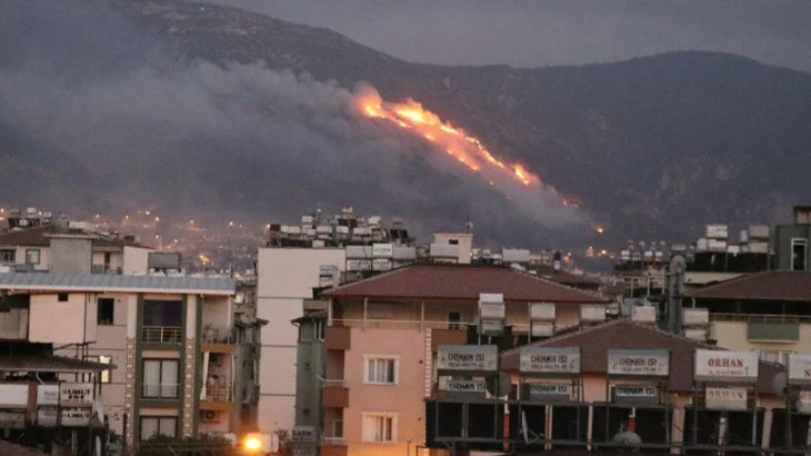 Mersin ve Hatay'da dün çıkan orman yangınına müdahale sürüyor