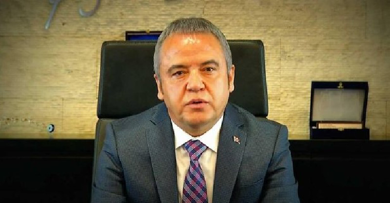 Antalya Belediye Başkanı Böcek: Yanıyoruz bizi kurtarın!