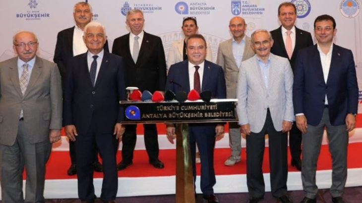 CHP'li 11 büyükşehir belediye başkanı: Cumhurbaşkanı belediye başkanlarıyla toplanmalı