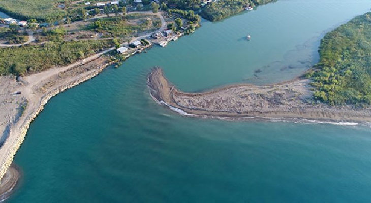 Devlet Su İşleri'nin 'mendirek' inadı Caretta kumsalının 100 metre daralmasına sebep oldu