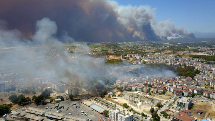Manavgat'taki yangın hızla büyüyor: Yerleşim yerleri ve benzin istasyonlarına kadar ulaştı