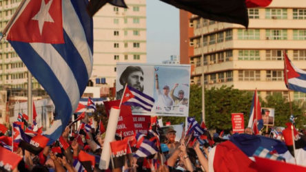 On binlerce Kübalı ABD karşıtı mitingde buluştu