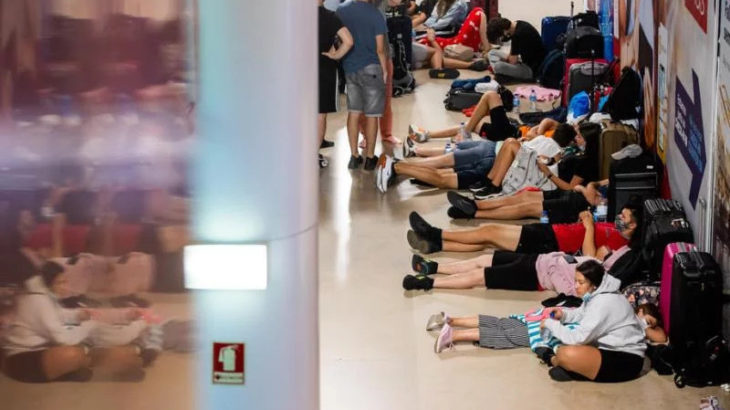 Portekiz'de havaalanı çalışanları grevde: Yüzlerce uçuş iptal edildi