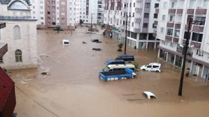 Rize'de sel ve heyelan: 3 kişi kayıp!