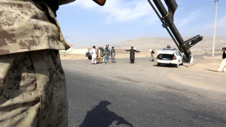 Taliban bir sınır noktasını daha ele geçirdi: Sınıra kendi bayraklarını astılar