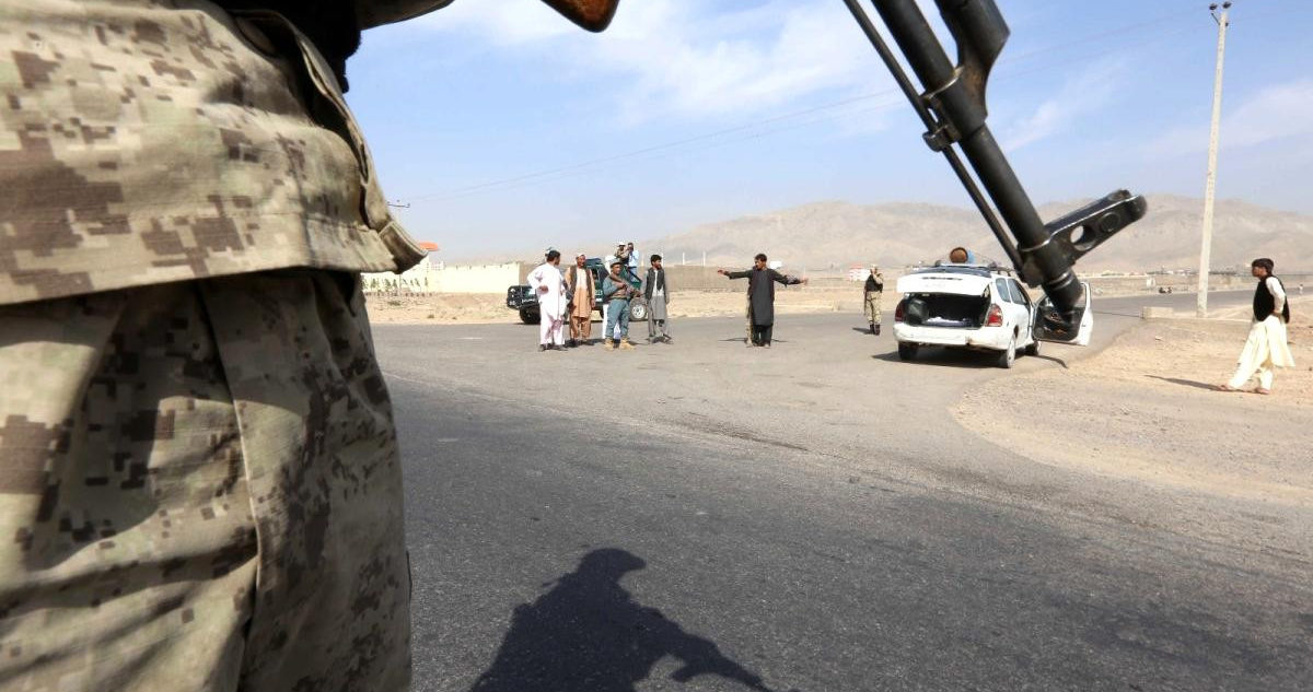 Taliban bir sınır noktasını daha ele geçirdi: Sınıra kendi bayraklarını astılar