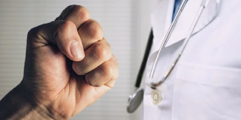 Tokat'ta bir doktora çivili sopalı saldırı