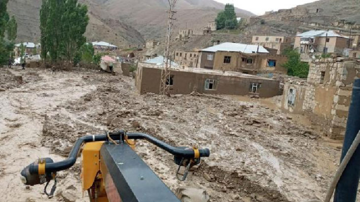 Van'da sel felaketinde 5 ev yıkıldı