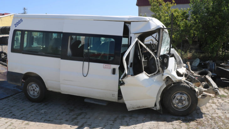 Tarım işçilerini taşıyan minibüs ile kamyonet çarpıştı: 17 yaralı