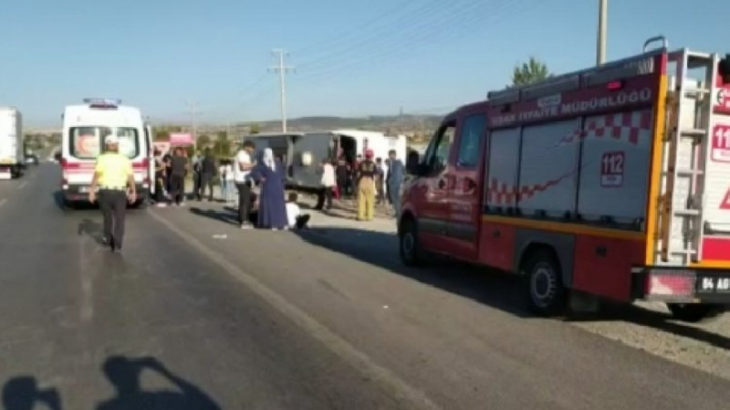 Uşak'ta yolcu otobüsü şarampole devrildi: 33 yaralı