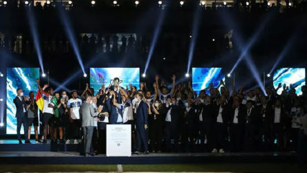 Adana Demirspor - Beşiktaş maçında AKP'li Çelik'e protesto