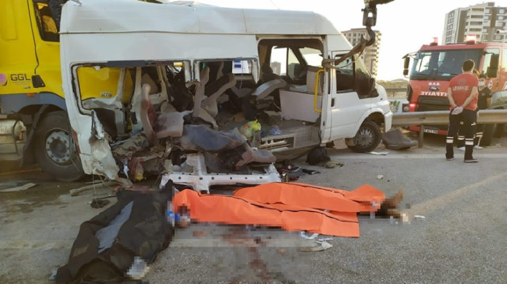 İşçileri taşıyan minibüse TIR çarptı: 3 ölü, 18 yaralı