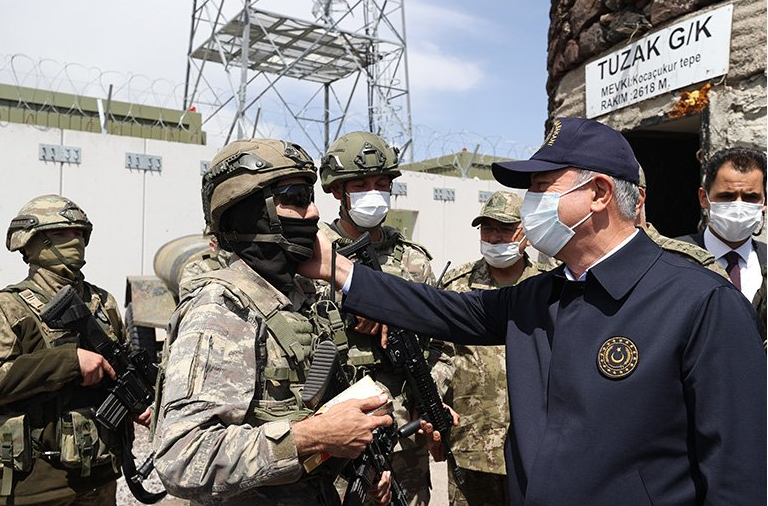 Savunma Bakanı Akar İran sınırında