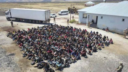 Kaçak yollarla Türkiye'ye gelen çoğu Afganistan'lı 300 sığınmacı kapalı tır dorsesinde yakalandı