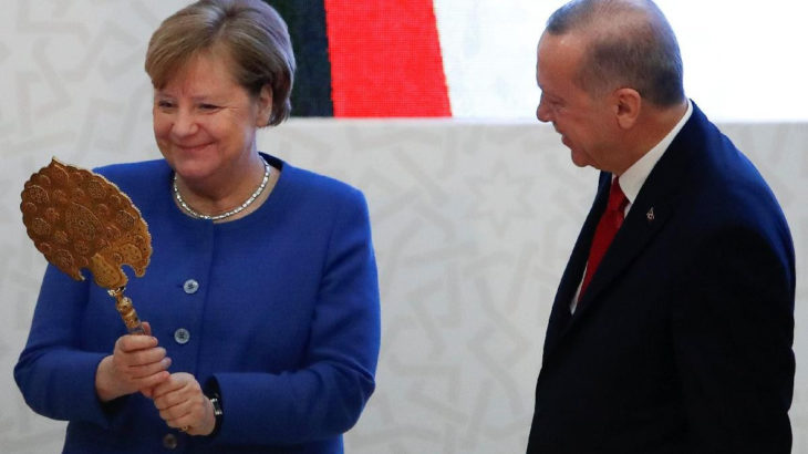 Merkel'den Afganistan açıklaması: Komşu ülkelerde yaşamlarını sürdürmelerine bakacağız