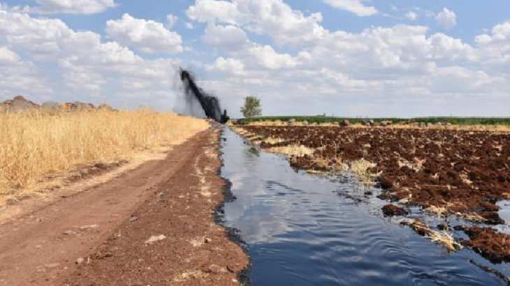 Şanlıurfa'da tarım arazilerine 3 saat boyunca petrol aktı