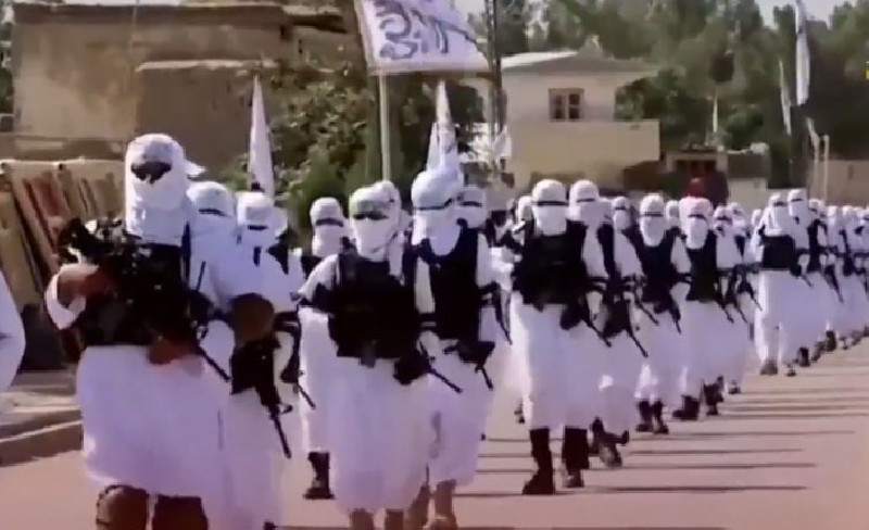 Taliban, Afganistan bayrağını tamamen yasakladı