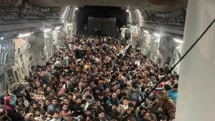 Uçağa binip ABD'ye gideceklerdi: Afgan göçmenlerin götürüldüğü yer hakkında çarpıcı iddia