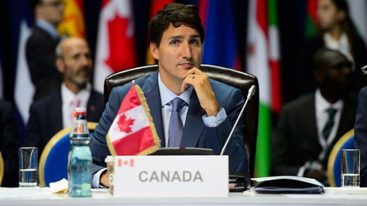Liberal Parti'nin seçim otobüsünün etrafını saran öfkeli kalabalık Kanada Başkakanı Trudeau'ya taş attı