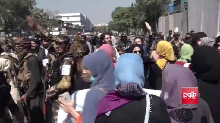 Kadınlar Kabil'de Taliban'ı protesto etti: Taliban biber gazıyla saldırdı