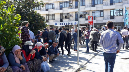 Samsun'da köylüler eylemde: AKP'li belediyeyi taşladılar, polis müdahale etti