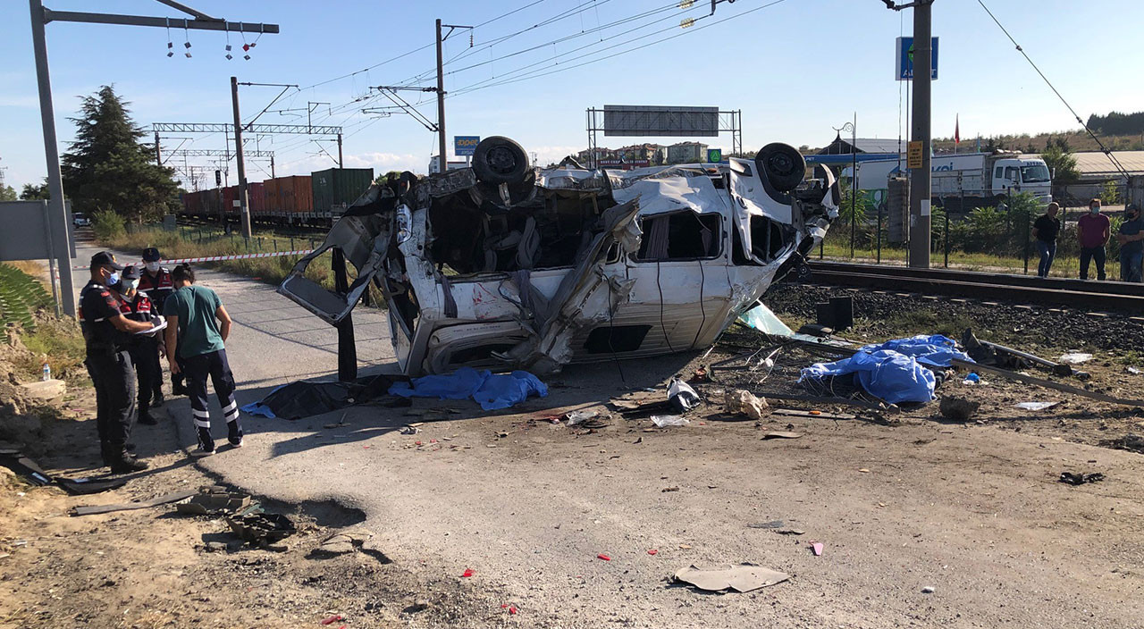 Tekirdağ Ergene'de yük treni, işçi servisine çarptı; 6 kişi yaşamını yitirdi