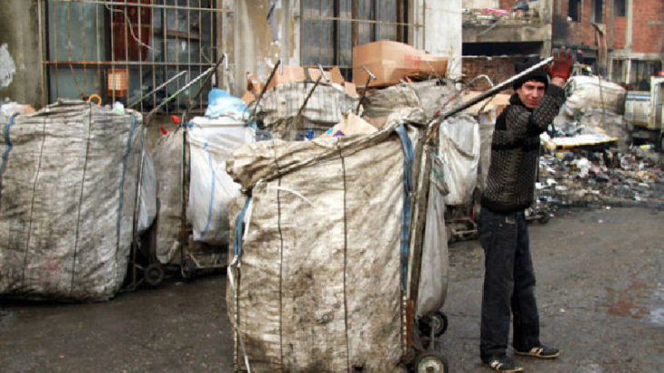 Ankara'da atık kağıtları toplayan işçilere gözaltı
