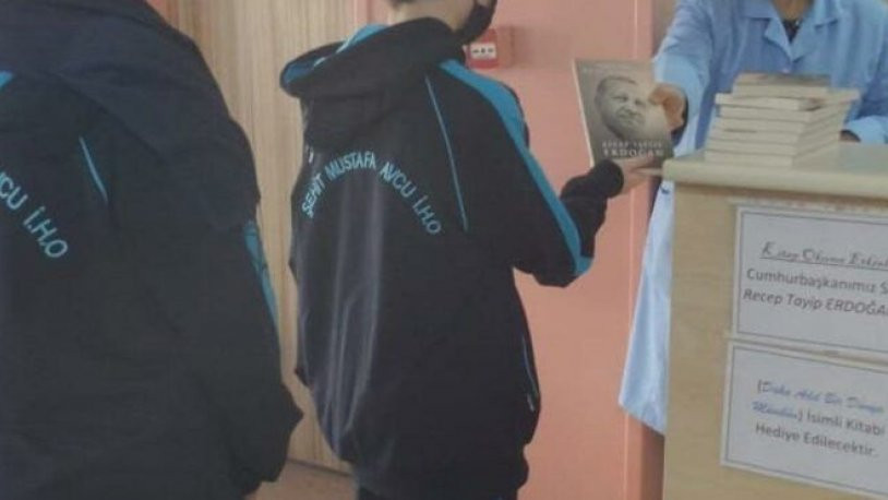 Erdoğan'ın kitabı satılmayınca okullarda ücretsiz dağıtılmaya başlandı