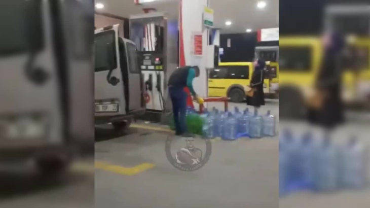 VİDEO| Yurttaşlar yapılacak zam öncesinde benzini bidonlara doldurdu